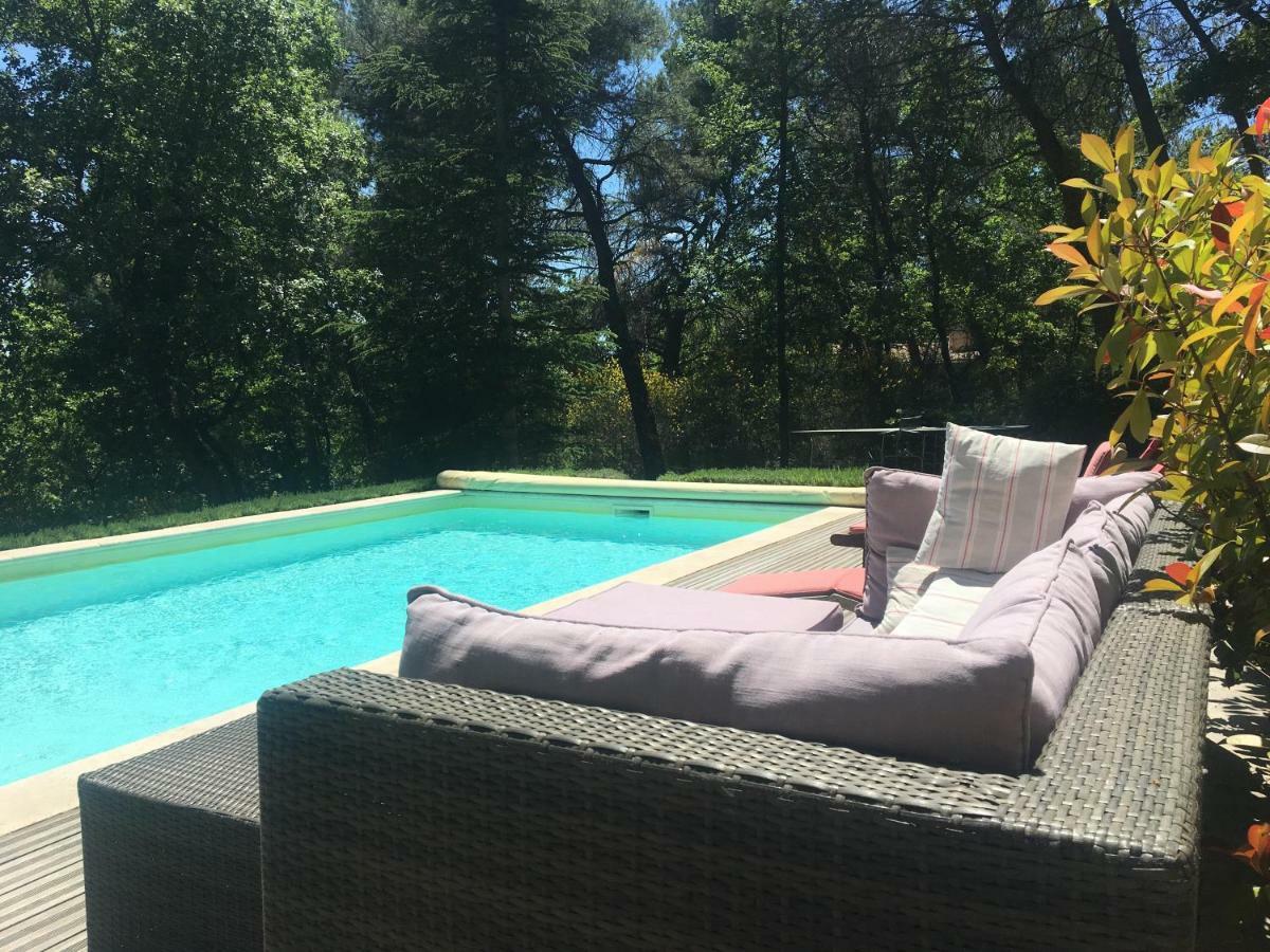 Villa De Carbonelle Pierrevert Екстериор снимка